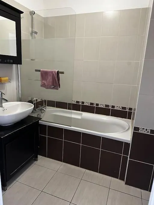 Cosy And Quiet T2 In 19 Apartment